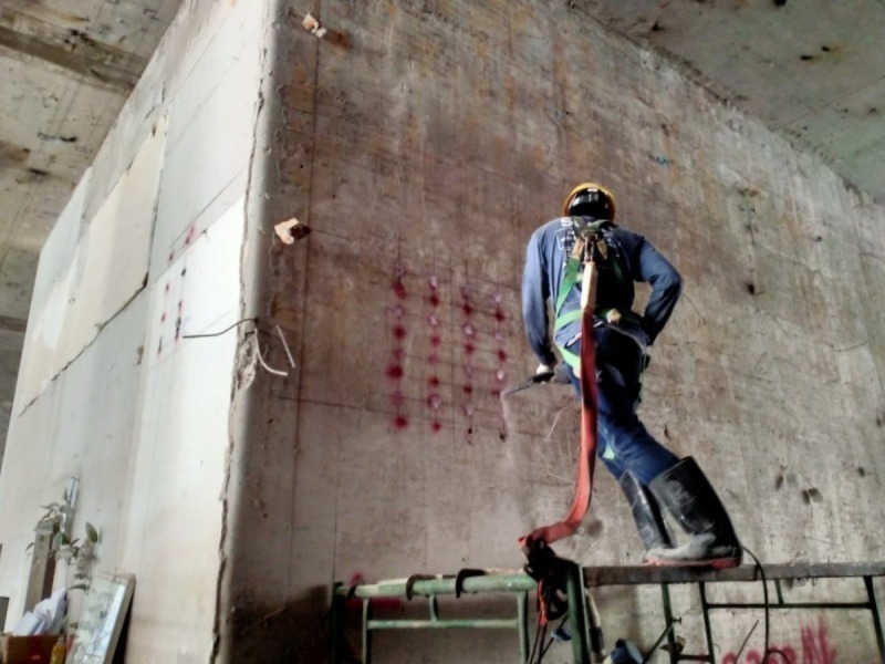 เจาะผนังพรีคาสท์